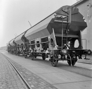 856340 Afbeelding van enkele zelflossers type Tds van de N.S. voor het vervoer van graan, vermoedelijk te Rotterdam.